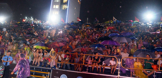Hàng ngàn du khách mặc áo mưa, bung dù thưởng thức pháo hoa