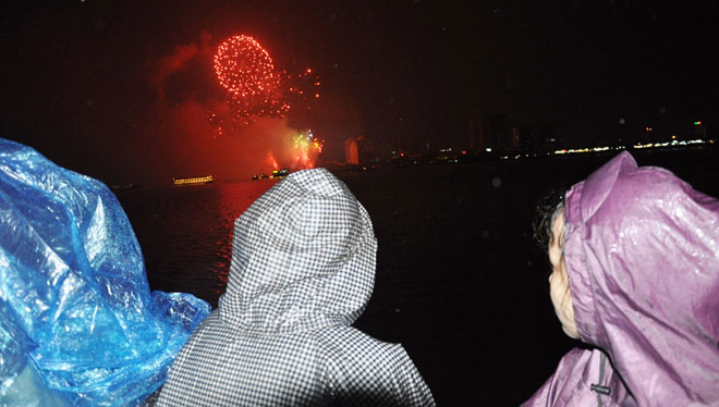 Góc xem pháo hoa của người dân tại khu đất trống gần chân cầu Thuận Phước. Ảnh: THANH TÌNH
