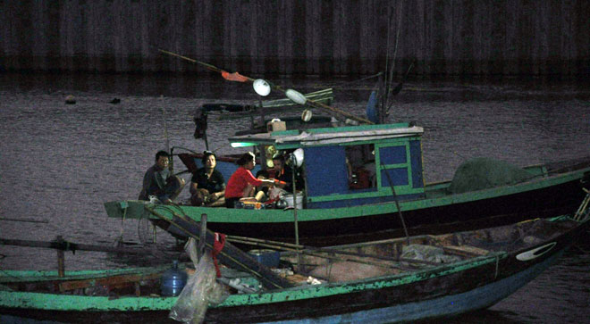 Bất chấp quy định cấm, người dân vẫn lên các ghe, thuyền nhỏ để ra phía chân cầu Thuận Phước (phường Nại Hiên Đông, quận Sơn Trà) để xem pháo hoa. Ảnh: Thanh Tình.