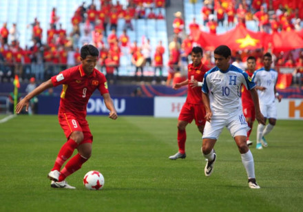 U20 Việt Nam (áo đỏ) tranh bóng với đối phương. Ảnh: Đ.Đ