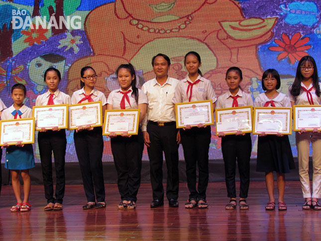  Các em học sinh nhận giải thưởng ở mục thi viết về bảo vệ nguồn nước.