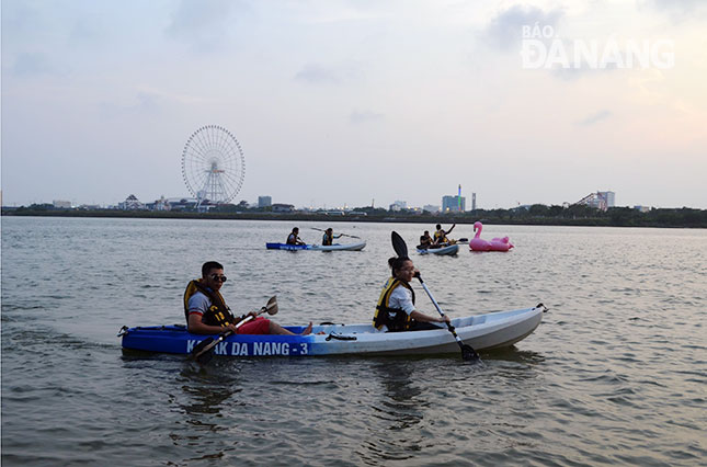 Từ phía đường Chương Dương, du khách sẽ chèo kayak ra giữa dòng sông Hàn để thưởng ngoạn vẻ đẹp của thành phố từ hai bên bờ sông.