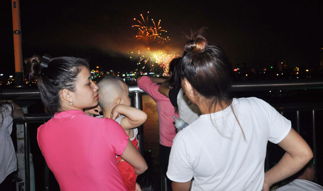Người dân xem pháo hoa trên cầu Thuận Phước- Thanh Tinh