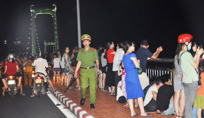Người dân và du khách dừng xe ngay giữa cầu Thuận Phước khiến các lực lượng phải làm việc tích cực hơn- Thanh Tình
