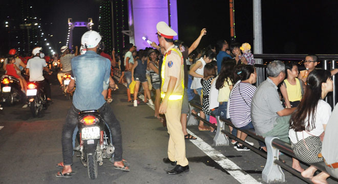 Cảnh sát phân luồng giao thông trên cầu Thuận Phước. Ảnh: Thanh Tình