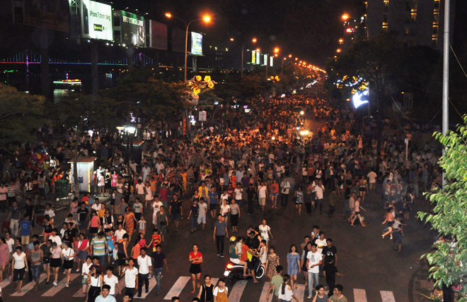 Hàng ngàn người dân thưởng lãm pháo hoa tại đường Trần Hưng Đạo- Thanh Tình