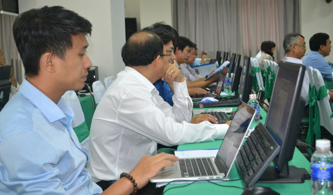 các đại biểu tham gia buổi chạy thử nghiệm phần mềm xét tuyển, lọc ảo diễn tại Đại học Đông Á (Đà Nẵng) do Bộ Giáo dục và đào tạo tổ chức.