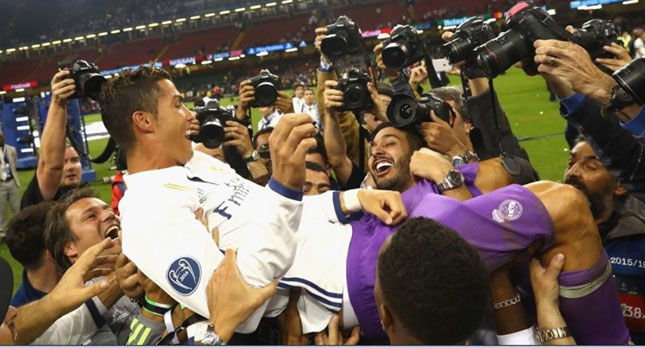 C.Ronaldo được tung hô khi anh trở thành người hùng của Real với cú đúp sau chiến thắng Juventus 4-1 ở trận chung kết UCL.    Ảnh: UEFA