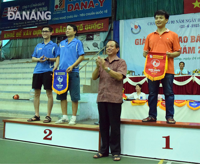 Phó Chủ tịch Thường trực Hội Nhà báo thành phố Đà Nẵng Nguyễn Văn Lưỡng (thứ hai, từ phải) trao giải cho các vận động viên xuất sắc.