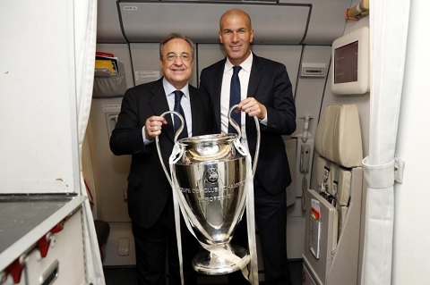 Chủ tịch Perez và Zidane chụp ảnh với cúp vô địch trên máy bay từ Cardiff trở về Madrid