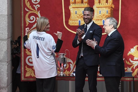 Chủ tịch Cristina Cifuentes của hội CĐV Real Madrid chào đón cầu thủ và chủ tịch CLB