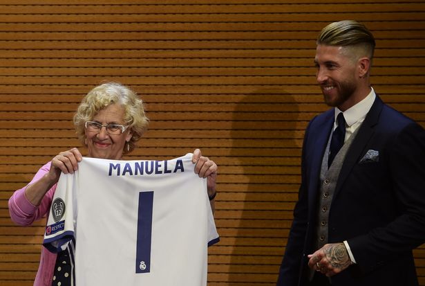 Thị trưởng Manuela Carmena đón nhận chiếc áo đặc biệt từ Sergio Ramos