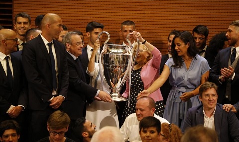 Thị trưởng Manuela Carmena nâng cúp vô địch Champions League
