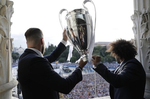 Ramos và Marcelo giơ cao cúp vô địch cho CĐV chiêm ngưỡng