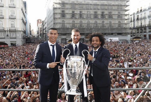 Ronaldo, Sergio Ramos và Marcelo tạo dáng với cúp vô địch