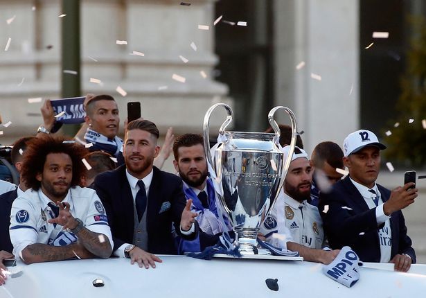 Các cầu thủ Real Madrid cùng chiếc cúp danh giá châu Âu