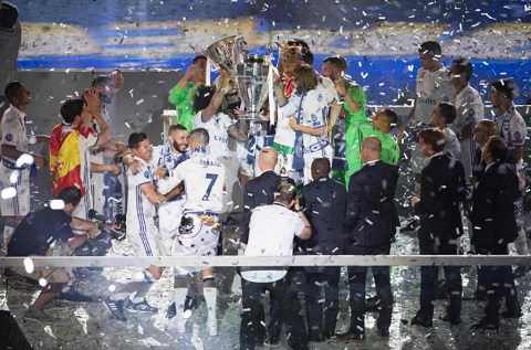 Real Madrid còn mang cả chiếc cúp vô địch La Liga theo để ăn mừng