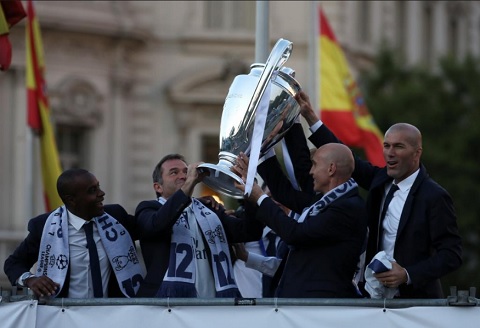 HLV Zidane (lề phải) và các cộng sự tại Real Madrid