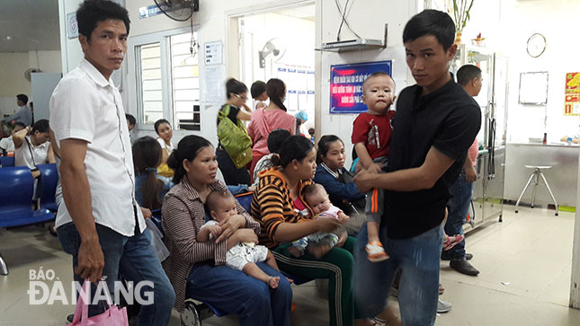 Thời tiết nắng nóng, hơn 700 trẻ em đăng ký khám bệnh mỗi ngày tại Bệnh viện Phụ sản - Nhi Đà Nẵng. Ảnh: PHAN CHUNG