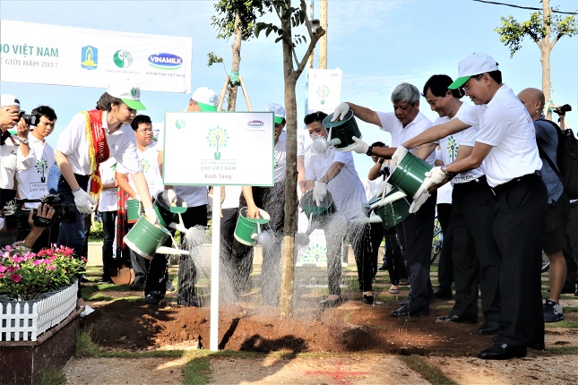Các đại biểu cùng nhau thực hiện nghi thức trồng cây, mang ý nghĩa chung tay góp sức nâng cao, cải thiện môi trường sống.   