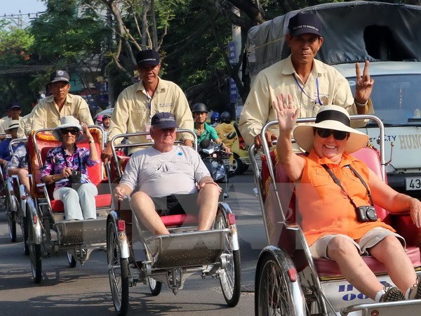 Du khách Pháp đi xích lô tham quan thành phố Đà Nẵng. (Ảnh: Trần Lê Lâm/TTXVN)