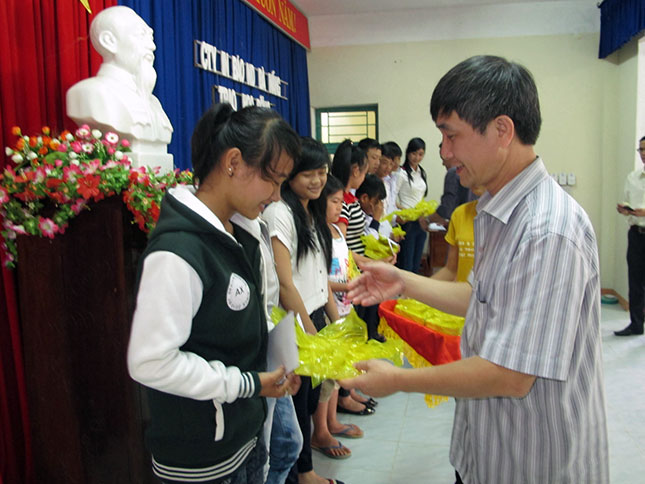 Trao học bổng cho học sinh vượt khó học giỏi ở Đà Nẵng.