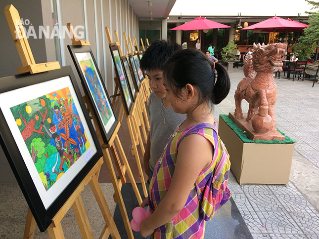 Thiếu nhi trên toàn thành phố tham gia hoạt động mỹ thuật dành cho thiếu nhi ngày 1-6 tại Bảo tàng Mỹ thuật Đà Nẵng. Ảnh: N.H