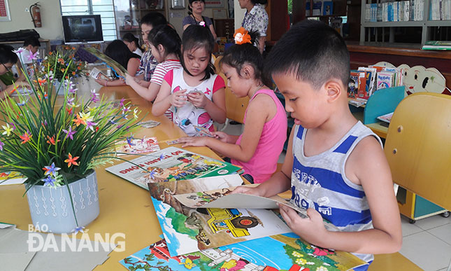 Học sinh đến đọc sách tại thư viện Trường TH Núi Thành, quận Hải Châu trong dịp hè 2016. Ảnh: HÀ TRẦN
