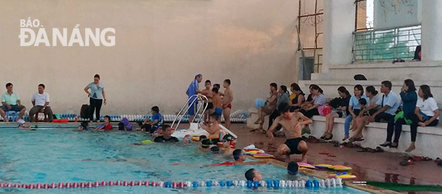 Bể bơi tại Trường THPT Chuyên Lê Quý Đôn thu hút phụ huynh đưa con em đến học trong dịp hè.  Ảnh:  T.T