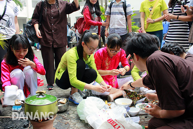 Ngày hội văn hóa dân gian là dịp để học sinh Trường THPT Phan Châu Trinh được trải nghiệm với hàng loạt hoạt động như chơi các trò chơi dân gian, món ăn cổ truyền, trang phục truyền thống dân tộc… Ảnh: Q.T