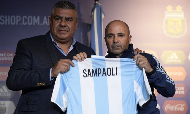 Sampaoli (phải) ngồi vào chiếc ghế nóng của đội tuyển Argentina. Ảnh: Internet