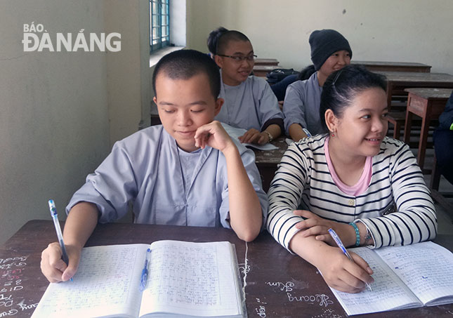 Các trung tâm giáo dục thường xuyên tại Đà Nẵng đang đổi mới, nâng cao chất lượng hoạt động tiến dần đến tự chủ. TRONG ẢNH: Một giờ học của học sinh ở Trung tâm Giáo dục thường xuyên thành phố số 2.