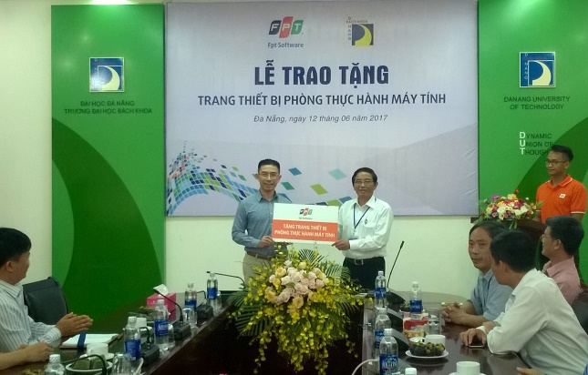 Đại diện FPT Software Đà Nẵng trao tặng phòng thực hành máy tính cho Trường Đại học Bách khoa Đà Nẵng.