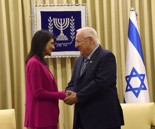 Đại sứ Mỹ tại Liên Hợp Quốc Nikki Haley gặp gỡ Tổng thống Israel Reuven Rivlin tại Jerusalem ngày 7-6 vừa qua. 						Ảnh: Reuters