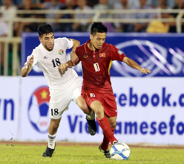 Sự tự tin cùng một đấu pháp hợp lý đã giúp đội tuyển Việt Nam (áo đỏ) có một màn thể hiện rất ấn tượng trước Jordan (áo trắng).                 							ảnh: NGUYÊN HUY