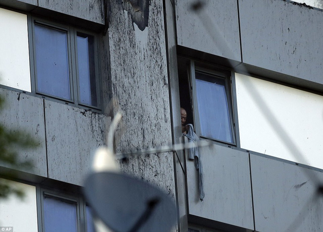Một người đàn ông mắc kẹt ở căn hộ trên tầng 11 của tòa nhà. (Ảnh: AP)