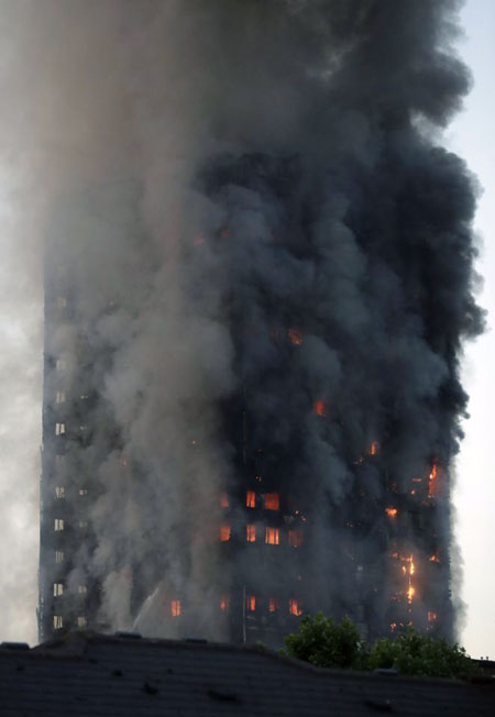 Tòa nhà chìm trong biển lửa và khói. 		                   Ảnh: AP
