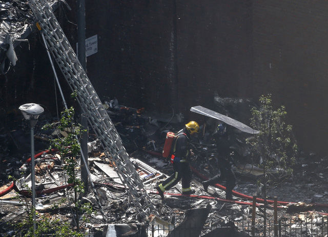 Lực lượng cứu hỏa đã làm việc cật lực suốt 8 tiếng đồng hồ để khống chế đám cháy tại tòa tháp Grenfell. (Ảnh: Reuters)