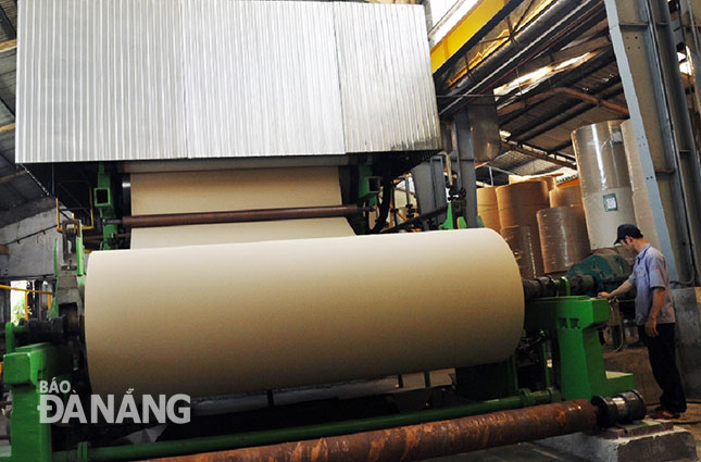 Sản xuất giấy tại Nhà máy giấy và bao bì Tân Long, Công ty TNHH Kiến trúc và Thương mại Á Châu.