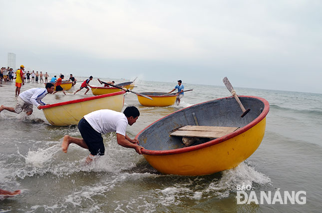 Các hoạt động của ngư dân được tái hiện trong “Ngày hội miền biển” sẽ là điểm nhấn dành cho du khách đến với biển Đà Nẵng. Trong ảnh: Các thí sinh tham gia thi ngoáy thúng tại Ngày hội miền biển của Điểm hẹn mùa hè 2016.