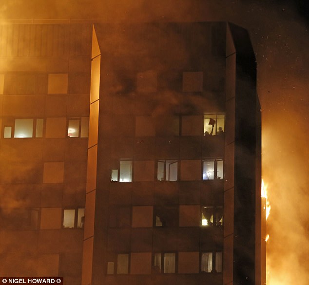 Nhiều người cầu cứu khi ngọn lửa bùng lên và bao trùm tòa nhà. (Ảnh: Dailymail)