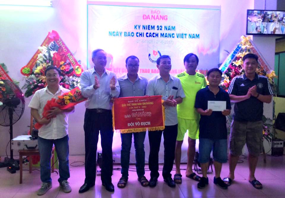Tổng Biên tập Báo Đà Nẵng Trương Công Định tặng hoa và trao cờ vô địch cho đội bóng đá Báo Đà Nẵng.