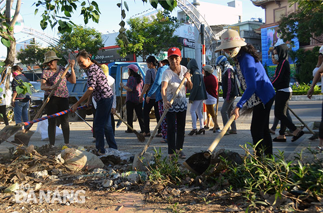 Người dân tham gia dọn vệ sinh môi trường tại địa bàn quận Hải Châu.