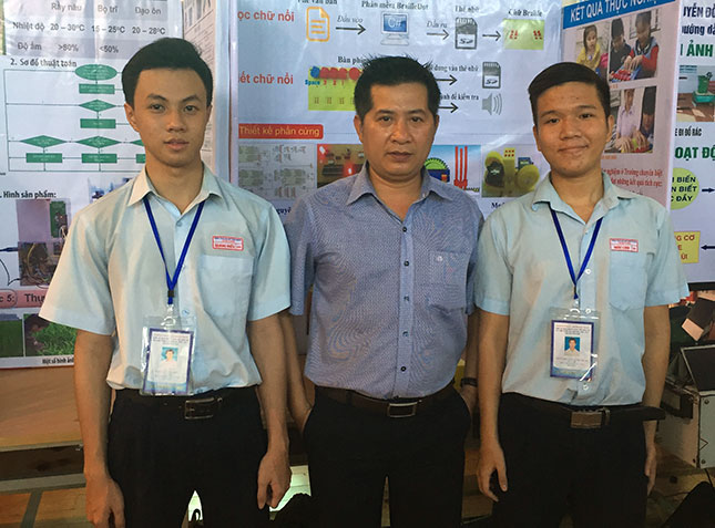 Thầy Nguyễn Hữu Siêu (giữa) với hai học sinh Trường THPT chuyên Lê Quý Đôn đoạt giải nhất Cuộc thi Khoa học, kỹ thuật năm 2017, do Bộ Giáo dục và Đào tạo tổ chức.