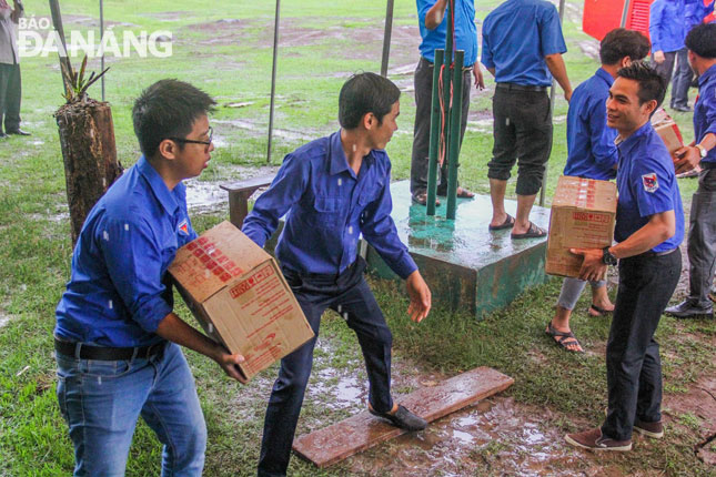 Ngay ngày đầu tiên khám bệnh, cấp phát thuốc trời đã mưa nặng hạt, các bạn đoàn viên vẫn không ngại khó khăn, chuyển thuốc, thùng quà đến điểm thăm khám tại làng Nong Bu Hin, tỉnh Saravane.   