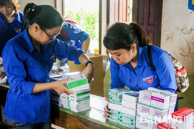 Các thành viên trong đoàn tình nguyện chuẩn bị, phân chia thuốc để cấp phát cho người dân địa phương.