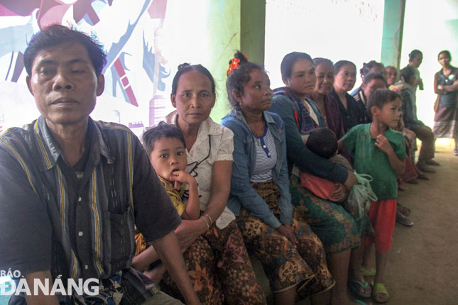 Dù trời mưa to nhưng ngay từ sáng sớm, bà con tại làng Nong Bu Hin và các địa phương lân cận đã tập trung đông tại điểm khám, phát thuốc. 