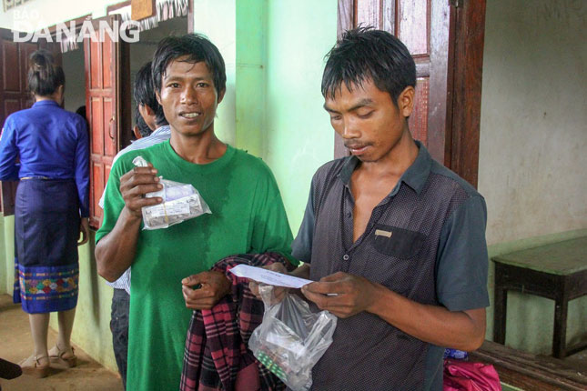 Niềm vui của người dân Lào khi được khám và phát thuốc miễn phí.  