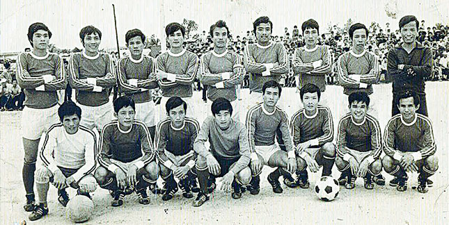 Dù là một cầu thủ hay một cán bộ TDTT, Nguyễn Nho Đức (bìa trái, hàng sau) hoàn toàn xứng đáng được ghi nhận bởi những đóng góp lặng lẽ cho thể thao quê hương.