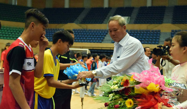 Tổng Biên tập Báo Đà Nẵng Trương Công Định tặng hoa cho các đội bóng trong ngày khai mạc giải